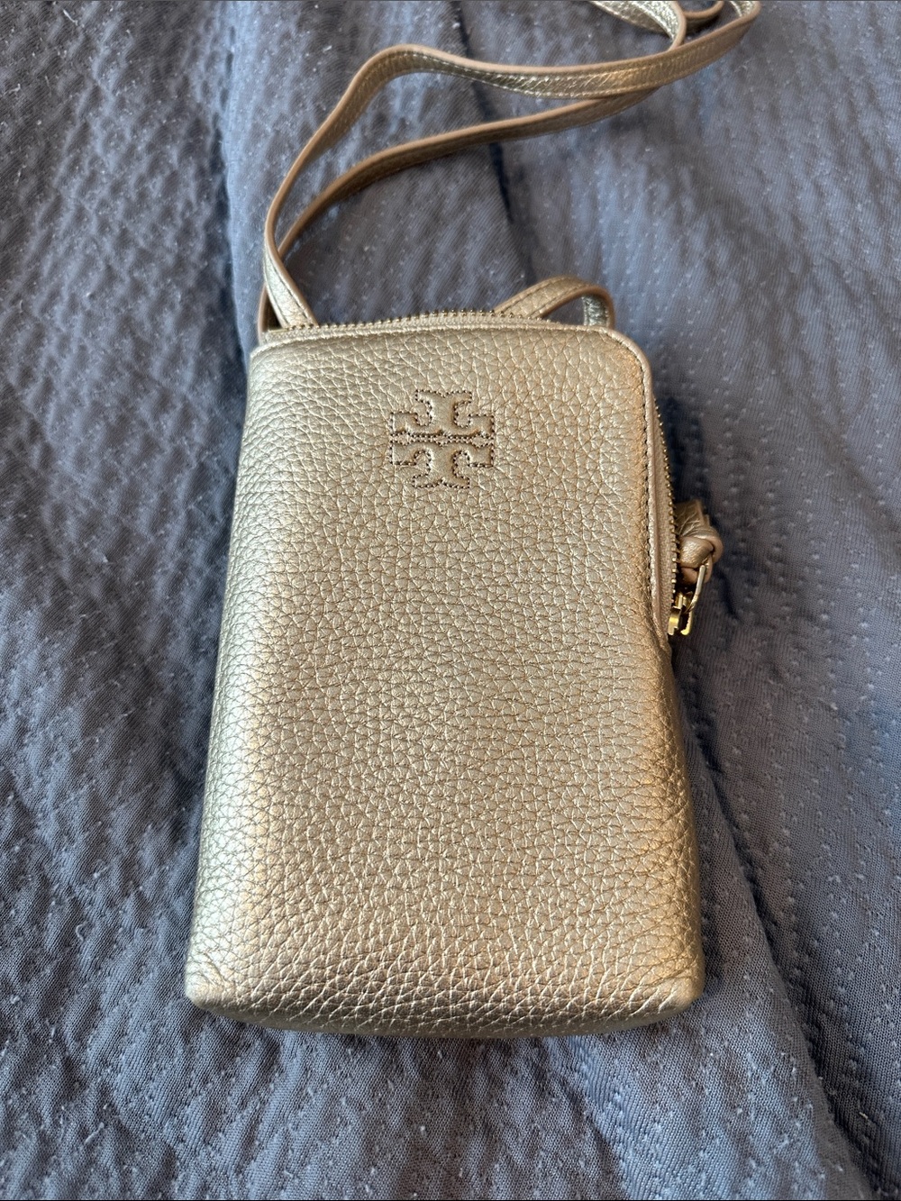 Tory Burch Metallic Pebbled Crossbody Phone Pouch - Gold